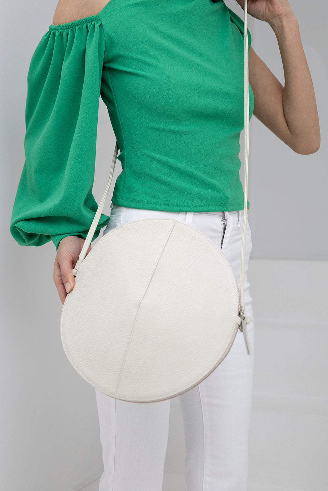 Tomoe round-shaped handbag