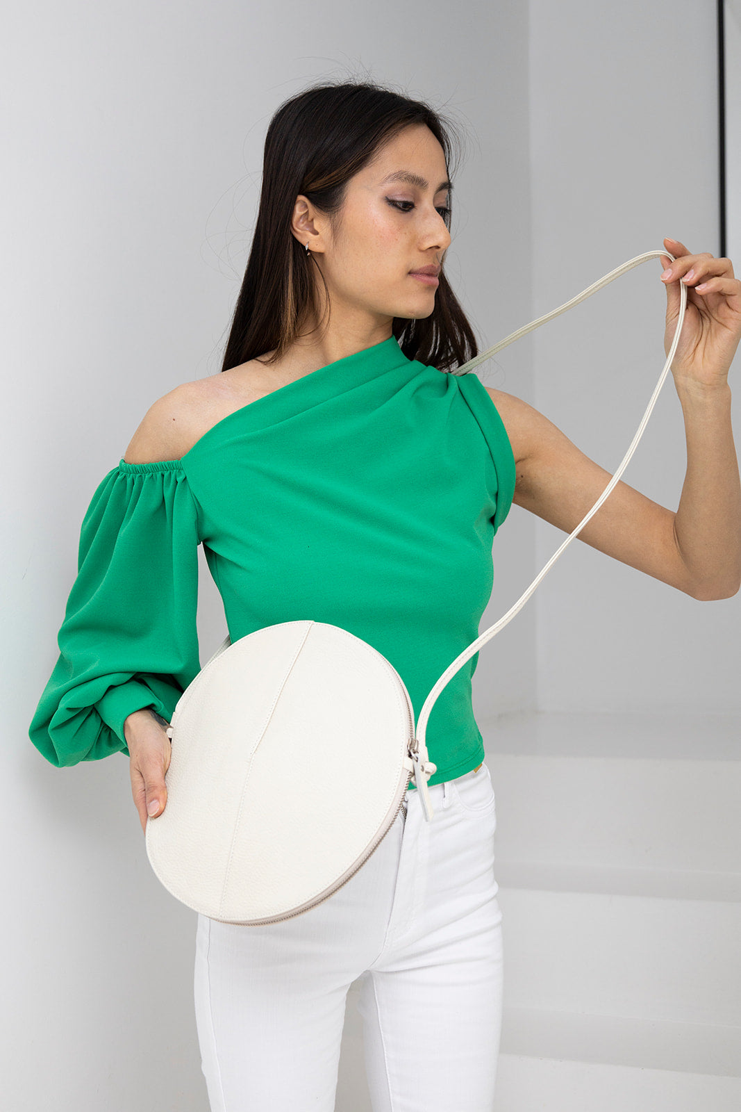 Tomoe round-shaped handbag